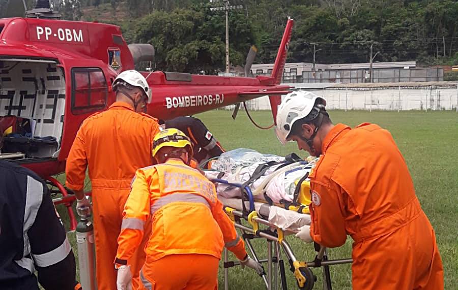 Helicóptero leva vítimas de acidente na BR-116 para Duque de Caxias