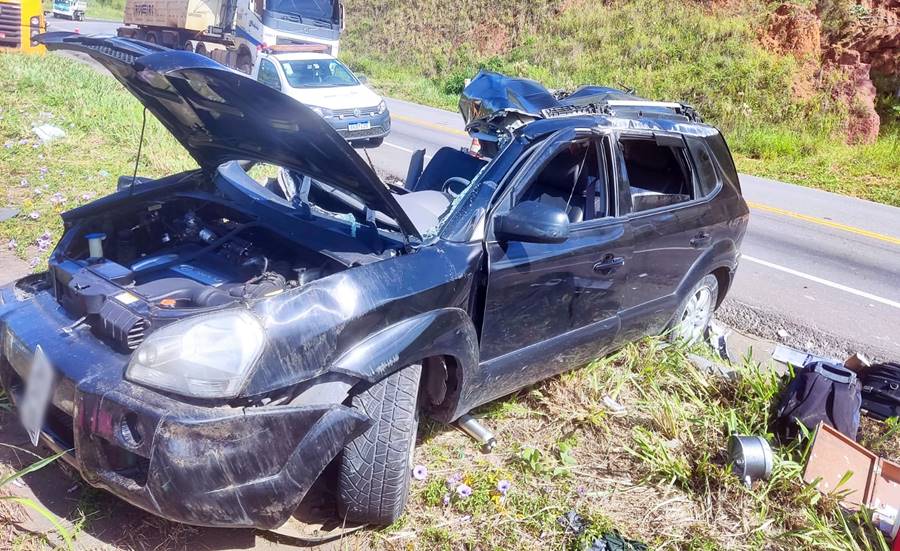 Carro e carreta batem na BR-116, em Além Paraíba, deixando dois feridos