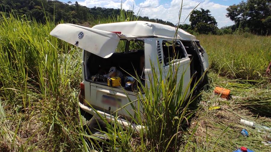 Motorista fica ferido após Kombi capotar na BR-120 em Leopoldina