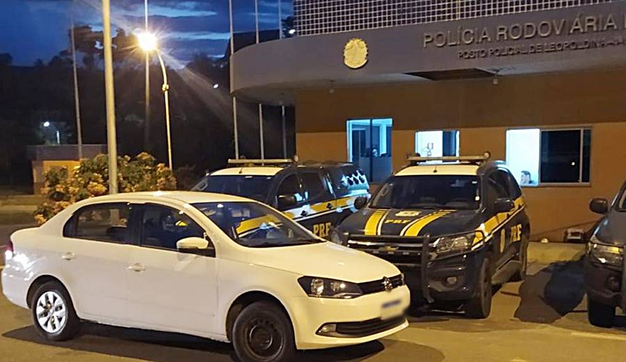 Carro roubado no Rio de Janeiro é recuperado pela PRF em Leopoldina