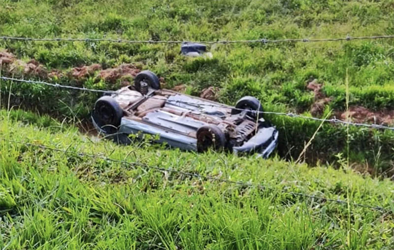 Carro sai da pista e capota próximo ao distrito de Sereno