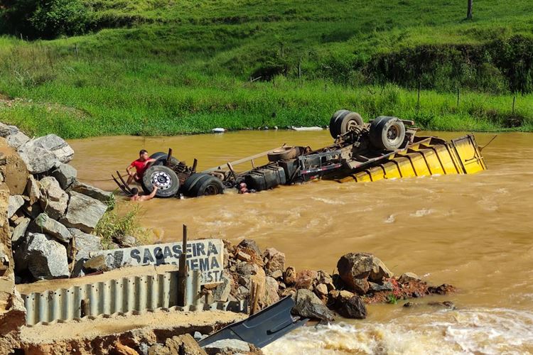 Dois acidentes ocorrem no mesmo local da BR-356 em Muriaé