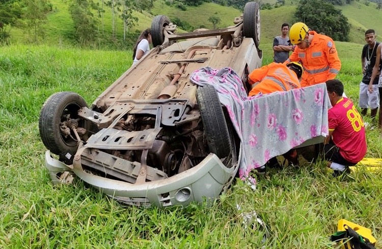 Capotamento deixa duas mulheres feridas na BR-356 em Muriaé