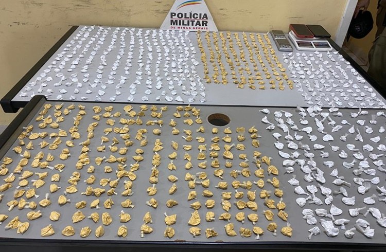 Polícia prende dupla e apreende 976 papelotes de cocaína em Muriaé