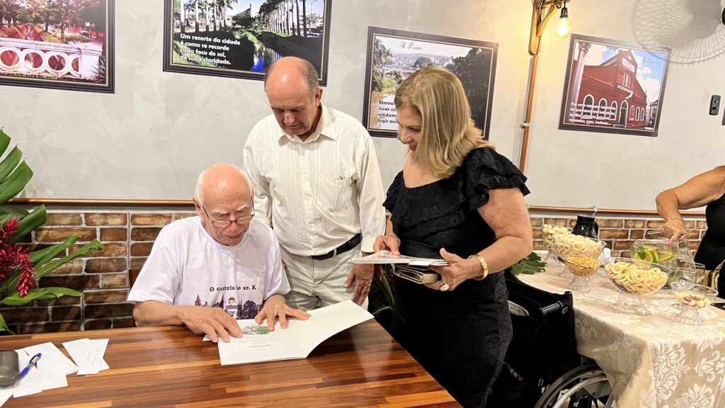 Noite de autógrafos de Joaquim Branco movimenta Iguaria Gourmet