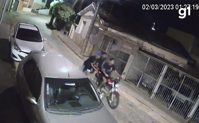 Trio foge empurrando moto após furto em Leopoldina