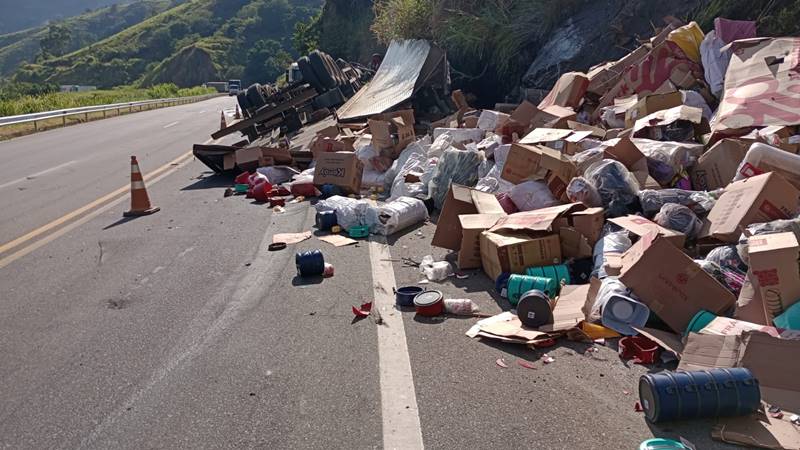 Motorista sai ileso após carreta tombar na Serra da Vileta