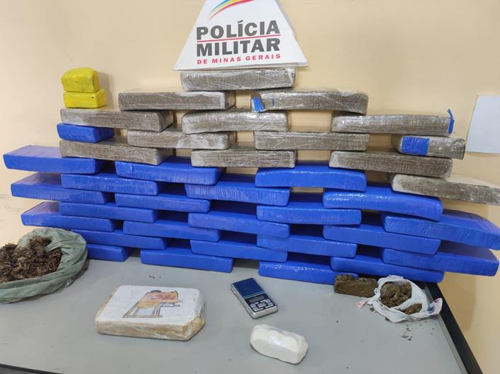 PM apreende mais de 40 barras de maconha e várias armas em Muriaé