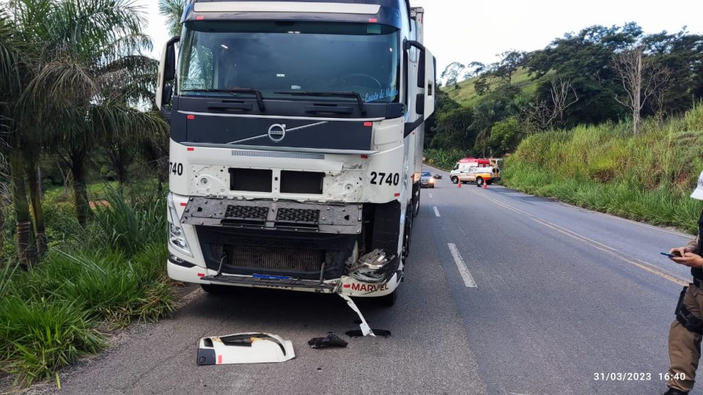 Motociclista morre após bater de frente em carreta em Piraúba
