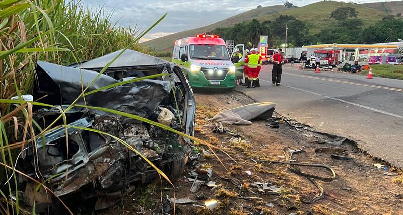 Colisão frontal deixa dois mortos na BR-116 em Além Paraíba