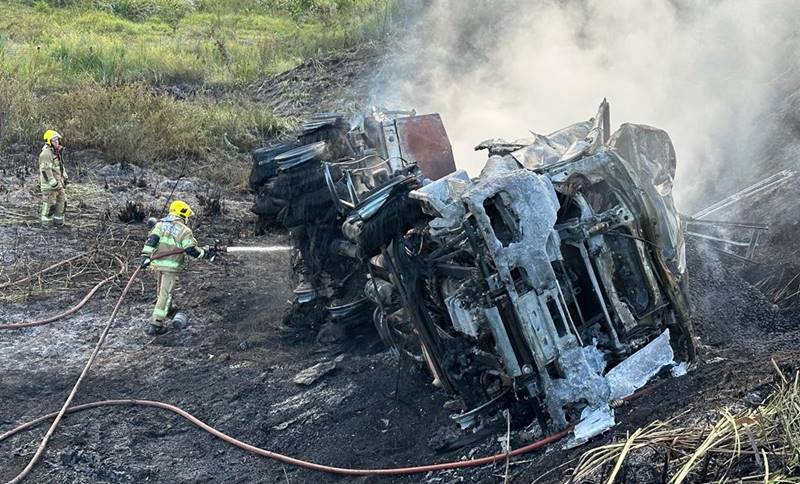 Motorista morre após carreta pegar fogo na BR-116 em Leopoldina