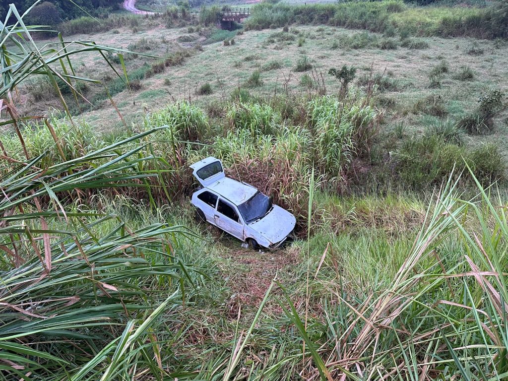 Duas pessoas ficam feridas após carro cair em ribanceira na BR-116