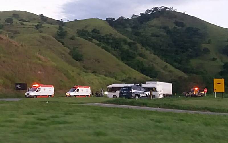 Acidente entre ônibus e carreta deixa feridos na BR-116 em Leopoldina