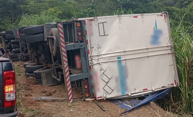 Duas pessoas são presas por saque a carreta tombada em Leopoldina