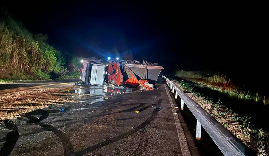 Caminhoneiro fica ferido após acidente na Serra da Vileta