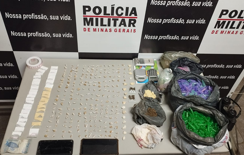 Polícia Militar apreende 223 pedras de crack e outras drogas