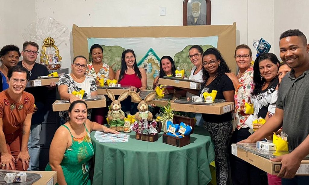 Professores ganham notebooks e alunos uniformes em Itamarati de Minas