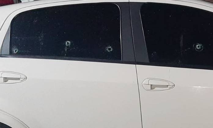 Carro estacionado em bairro de Leopoldina é alvejado por seis tiros