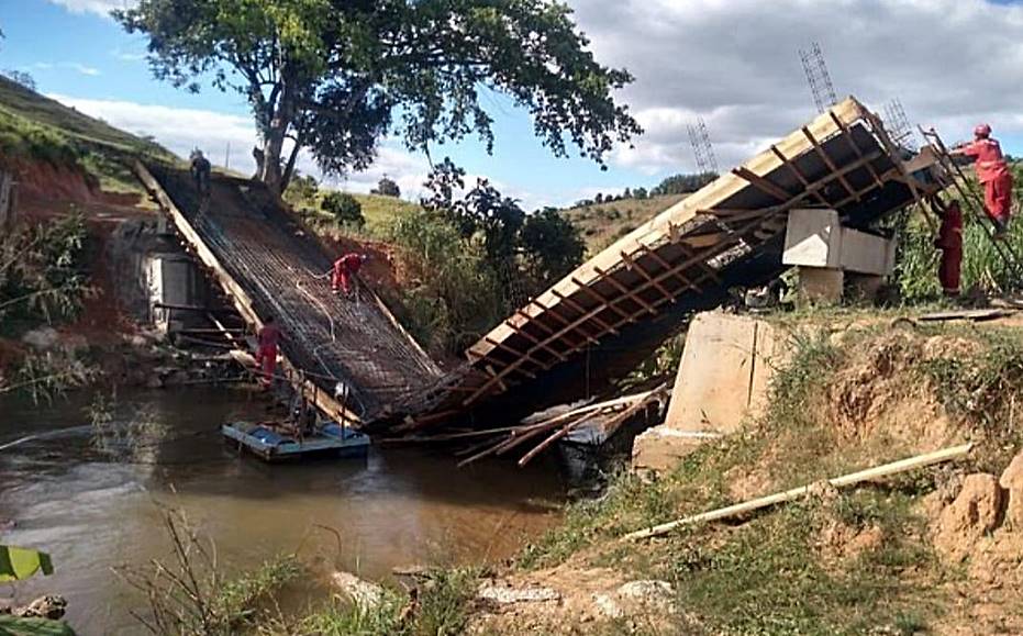 Ponte em construção desaba entre os distritos de Tebas e Piacatuba