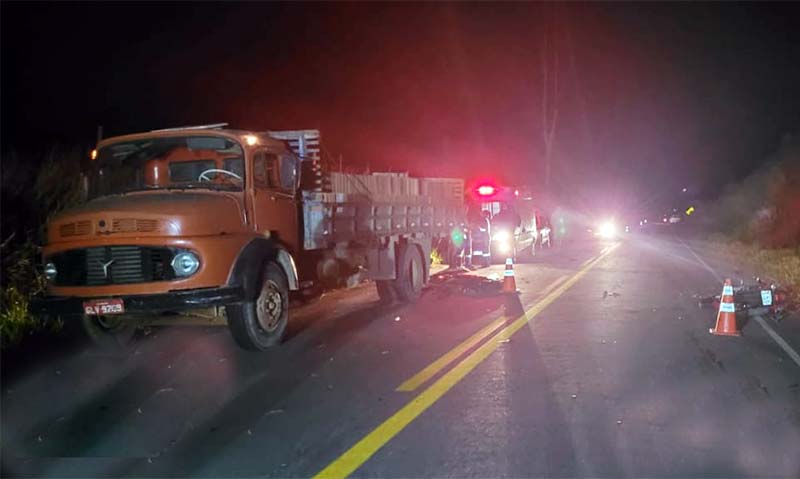 Homem morre após colisão entre moto e caminhão próximo a Sobral Pinto