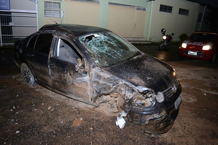 Veículo capota na BR-356 e cai em rua no distrito de Vermelho