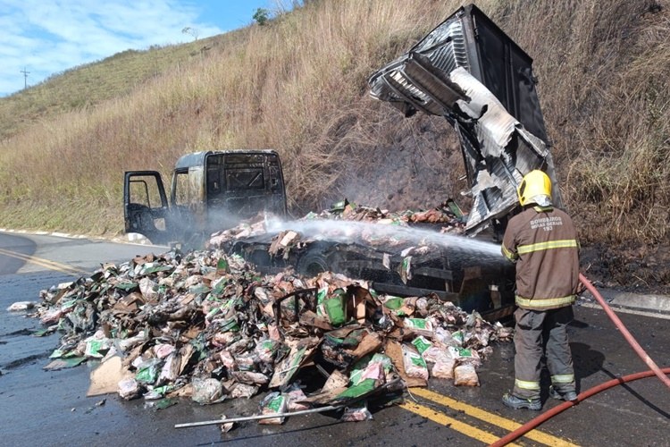 Caminhão baú carregado com carne pega fogo na Serra de Pirapanema