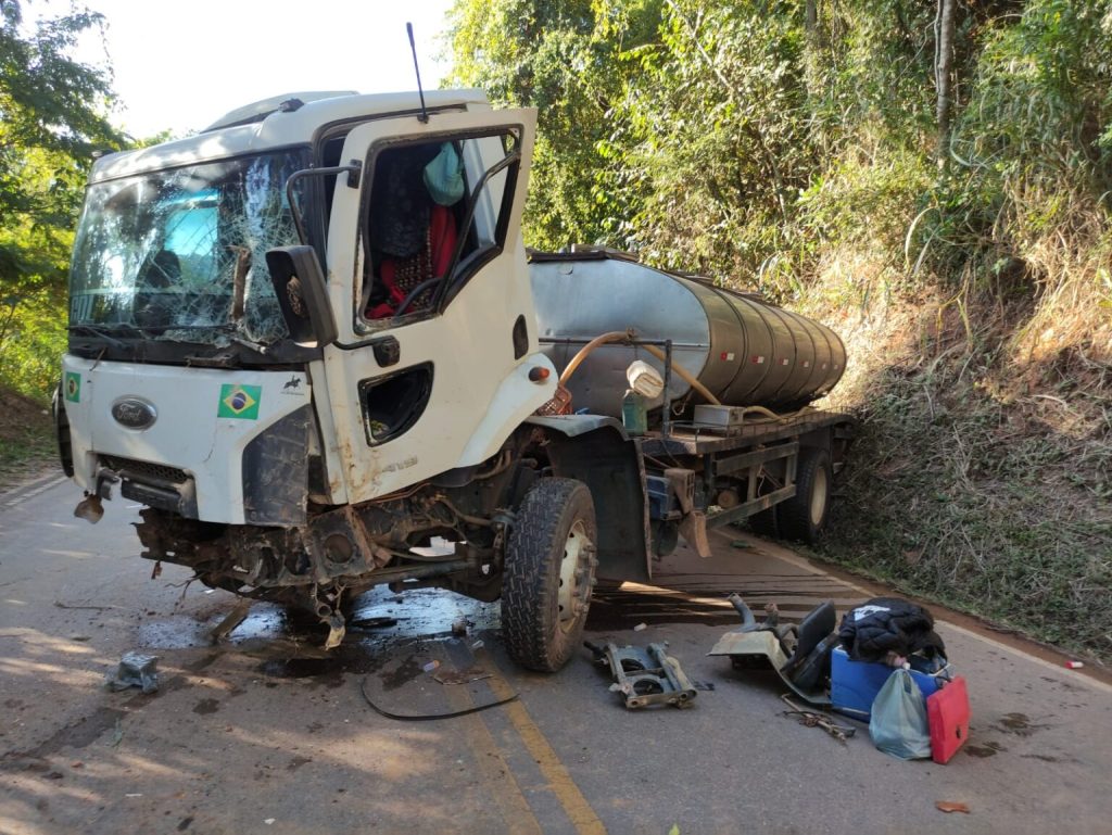 Caminhão tanque bate em pedra na rodovia que liga Miraí a Muriaé