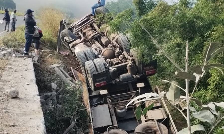 Carreta carregada com soja cai de ponte na BR-120 em Leopoldina