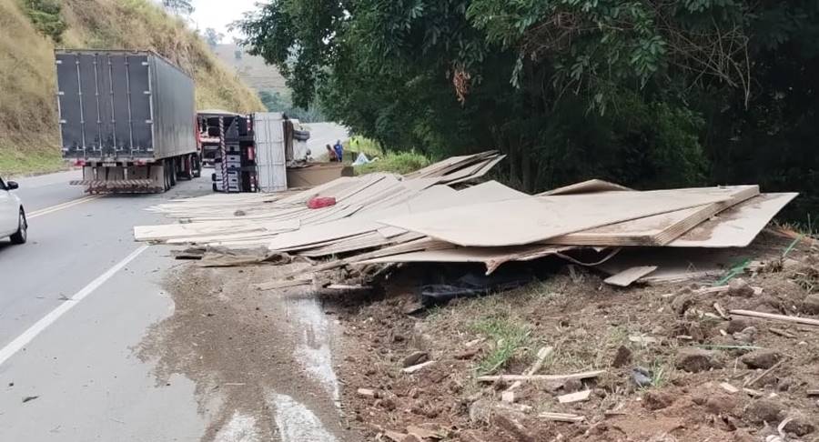 Carreta tomba e motorista fica ferido na BR-116 em Leopoldina