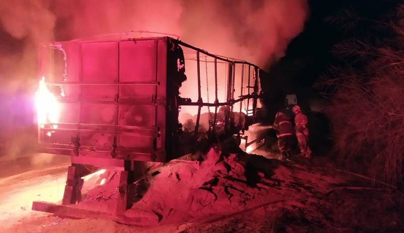 Carreta com cimento pega fogo na BR-116 em Além Paraíba