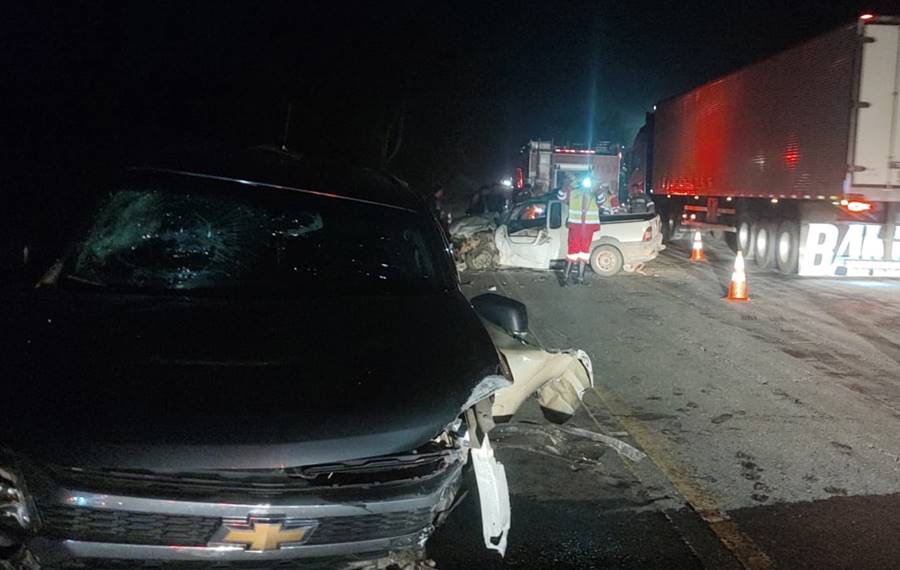 Colisão frontal deixa motorista morto na BR-116 em Além Paraíba