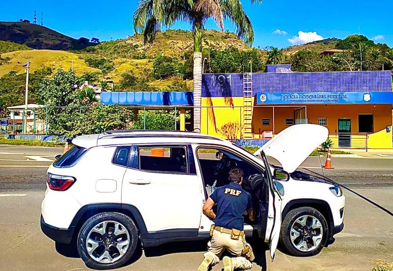 Jeep Compass roubado é recuperado pela PRF em Leopoldina