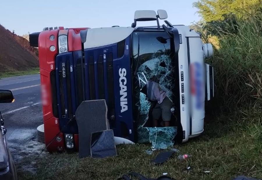 Motorista sai sem ferimentos após carreta tombar na BR-116 em Leopoldina