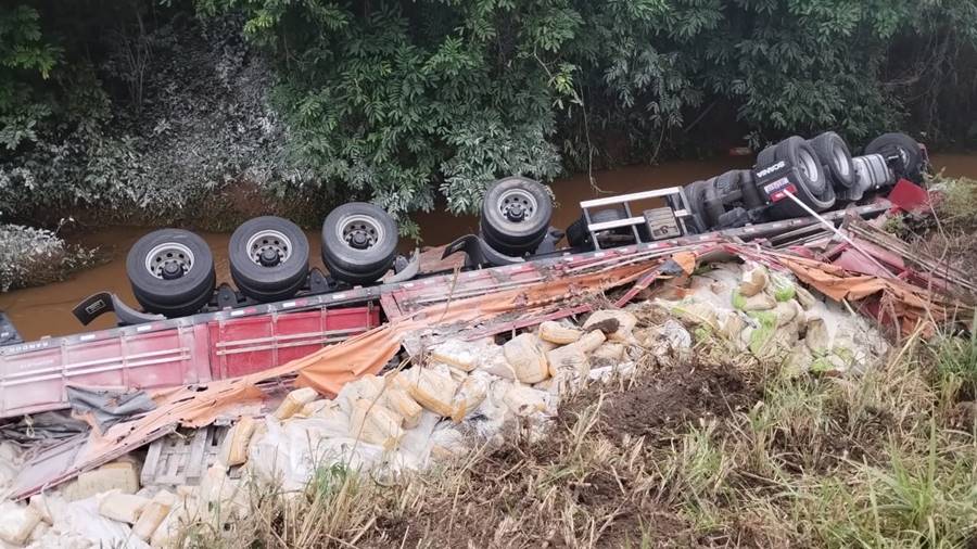 Carreta com farinha de trigo tomba na BR-116 em Leopoldina