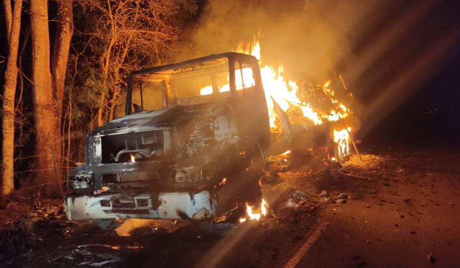 Caminhão pega fogo em Palma e carro capota várias vezes em Goianá