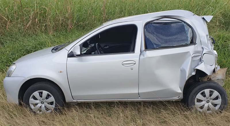 Ônibus bate na traseira de carro na BR-267 em Maripá de Minas