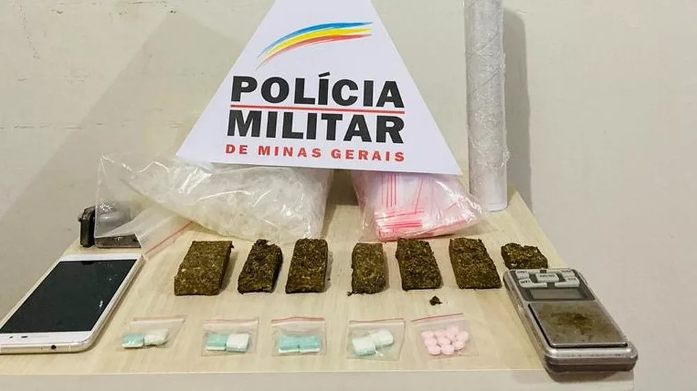 Jovem é preso com maconha e ecstasy dentro de casa em Rio Pomba