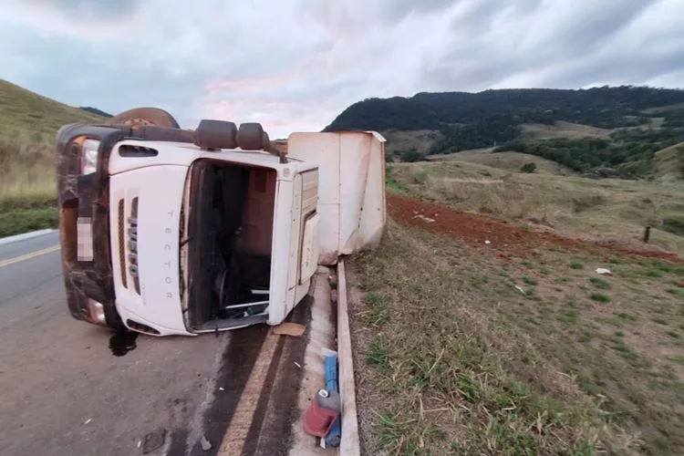 Motorista passa mal e caminhão tomba na Serra de Pirapanema