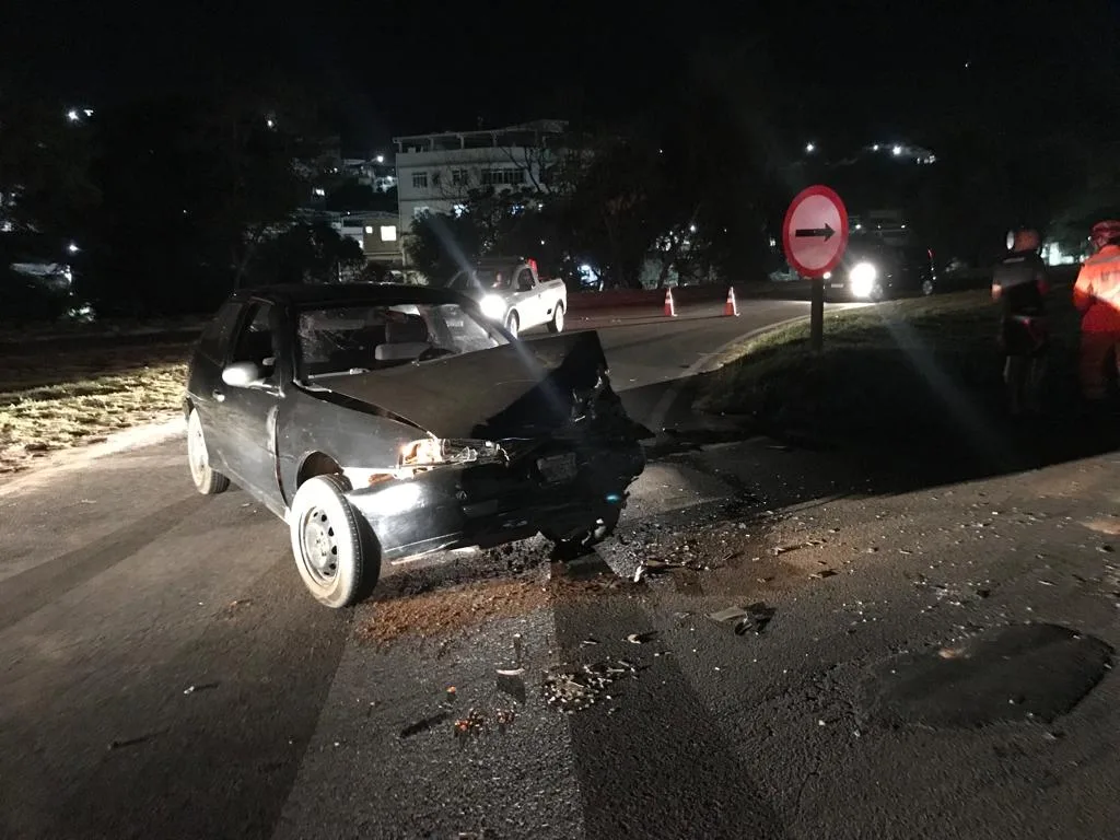 Dois ficam feridos em acidente no trevo do pórtico em Leopoldina