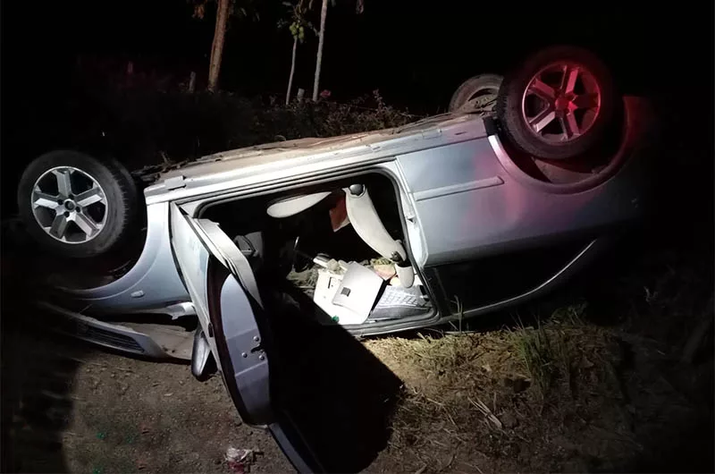 Rapaz sem habilitação bate carro em ônibus e vai preso em Piraúba