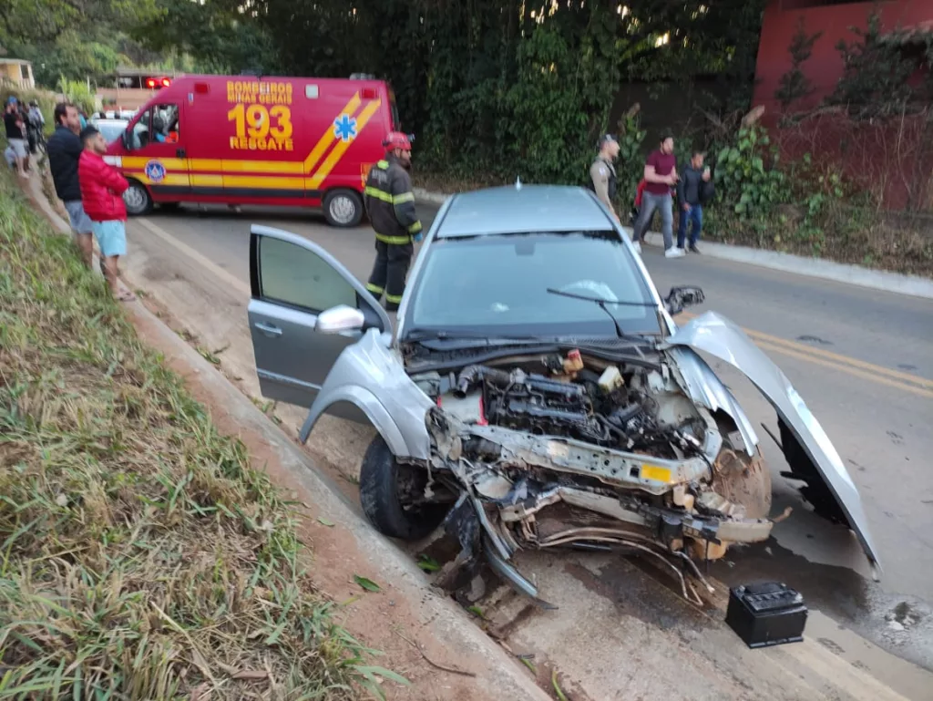 Acidente entre dois veículos na BR-356 deixa três feridos