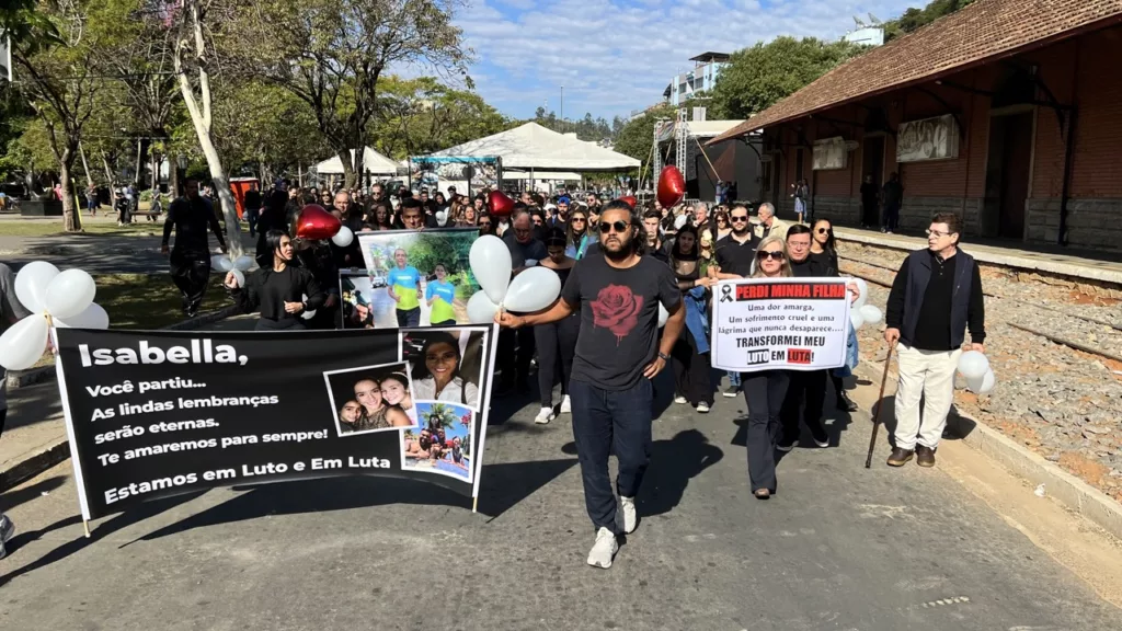 Emoção marca caminhada de luto pela morte de Izabella Oliveira