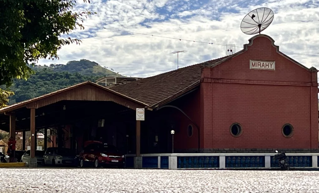 Pintor sobrevive a descarga elétrica e queda de 10 metros em Miraí