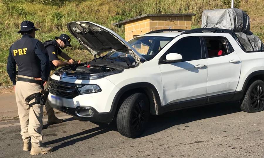 PRF em Leopoldina recupera caminhonete roubada no Rio de Janeiro