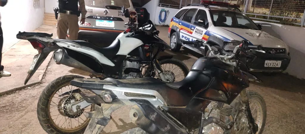 PM recupera moto roubada e prende dois suspeitos em Piraúba