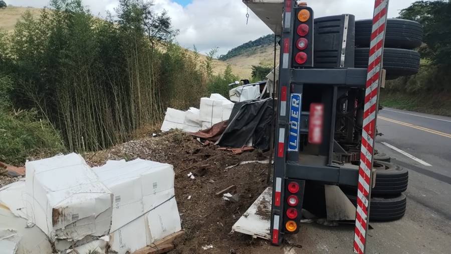 Carreta carregada com celulose tomba na BR-116, em Leopoldina