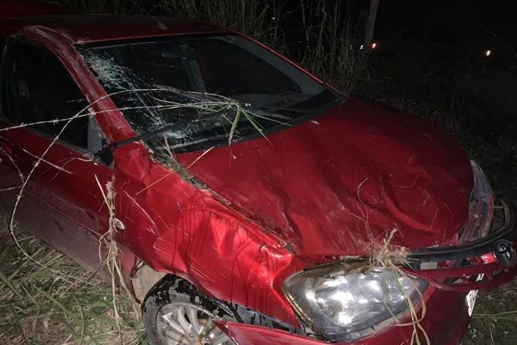 Carro capota em Muriaé após motorista perder o controle da direção