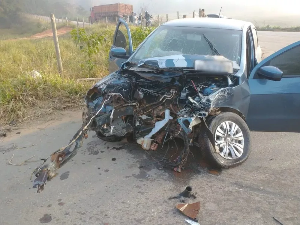 Batida arranca motor de carro na estrada Miraí-Muriaé