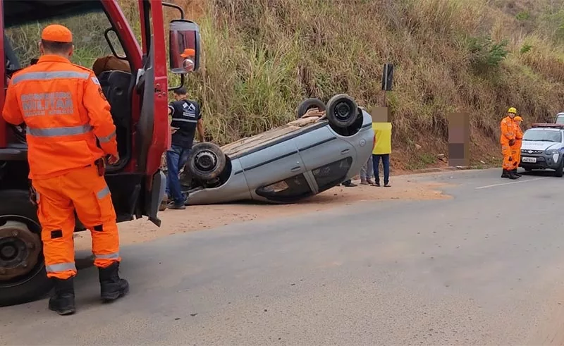 Carro capota e atinge idosa em bairro de Além Paraíba