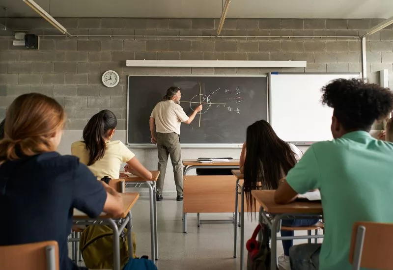 Faculdade Doctum vai contratar professores para vários cursos